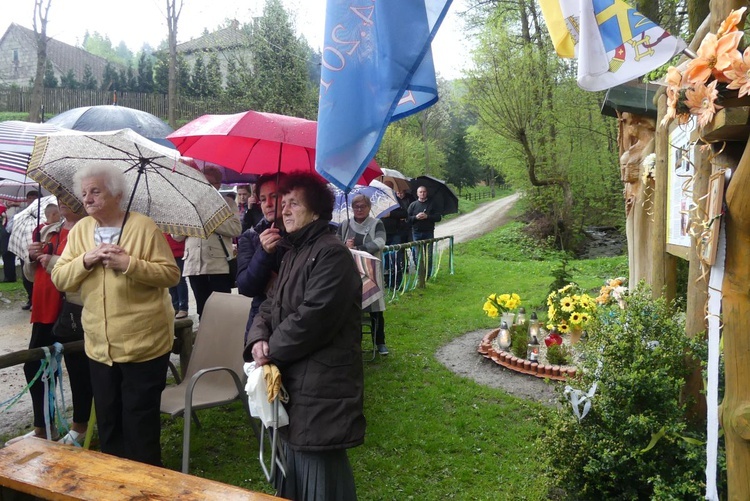 101. urodziny św. Jana Pawła II przy starej kuźni w Rzykach