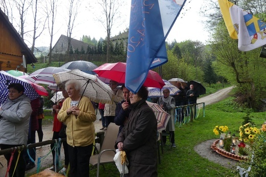 101. urodziny św. Jana Pawła II przy starej kuźni w Rzykach