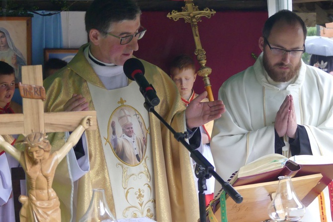 101. urodziny św. Jana Pawła II przy starej kuźni w Rzykach