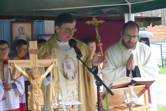 101. urodziny św. Jana Pawła II przy starej kuźni w Rzykach