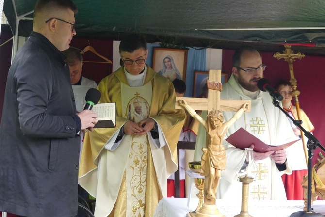 101. urodziny św. Jana Pawła II przy starej kuźni w Rzykach