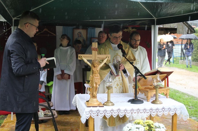 101. urodziny św. Jana Pawła II przy starej kuźni w Rzykach