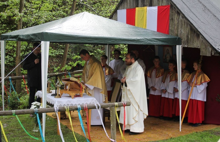 101. urodziny św. Jana Pawła II przy starej kuźni w Rzykach