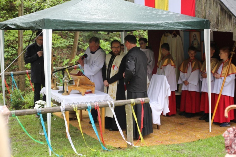 101. urodziny św. Jana Pawła II przy starej kuźni w Rzykach