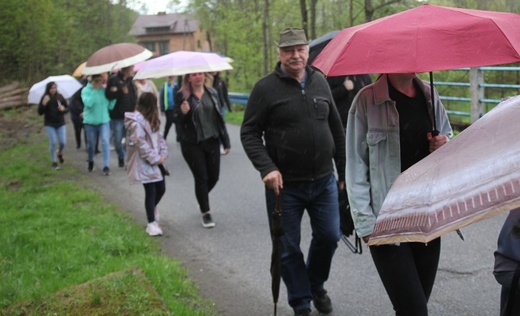 101. urodziny św. Jana Pawła II przy starej kuźni w Rzykach