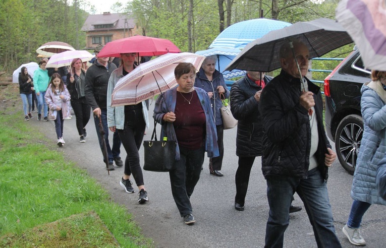 101. urodziny św. Jana Pawła II przy starej kuźni w Rzykach