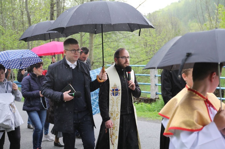 101. urodziny św. Jana Pawła II przy starej kuźni w Rzykach