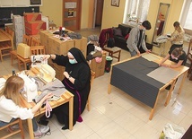 W centrali Caritas uczniowie kroili tkaninę, nauczycielki zszywały ją w torby.
