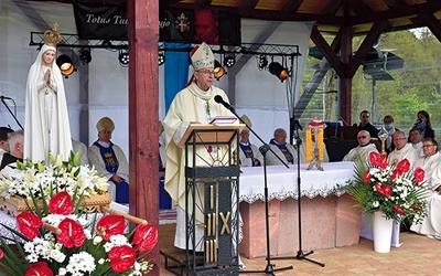 ▲	Modlitwie towarzyszyła figura Matki Bożej, która kilka lat temu peregrynowała  po diecezji świdnickiej.