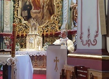 ▲	Ks. Adam Woźniak, diecezjalny duszpasterz Domowego Kościoła, w czasie Mszy św. w paulińskim sanktuarium.