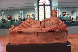 O tajemniczym ludzie Etrusków, poprzedzających Rzymian w Italii, przypominają gliniane nagrobki, przedstawiające zmarłych w pozycji półleżącej, tak jak to bywało w trakcie uczty.