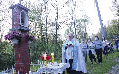 ▲	Ksiądz Piotr Lisowski poświęcił 11 maja kapliczkę w Łazach Biegonickich.