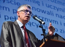 Mieczysław Guzewicz jest cenionym teologiem i terapeutą.