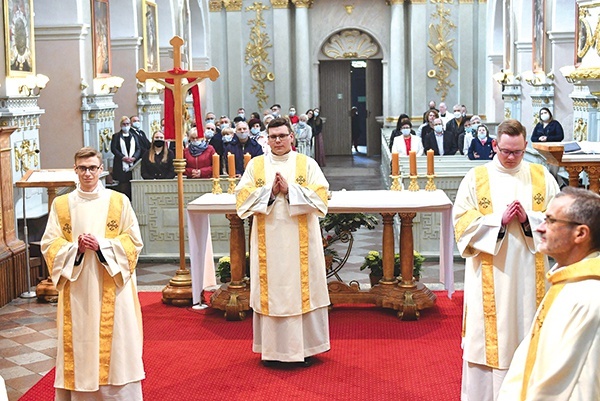 ▲	Wypełniają swoją posługę w liturgii, głoszeniu słowa Bożego i dziełach miłości.