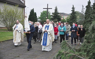 ▲	Procesja wędrowała wokół świątyni.