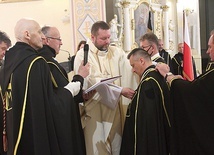 Ksiądz Marcin Sadowski nałożył nowym członkom stowarzyszenia pektorał – znak przynależności do tej męskiej wspólnoty formacyjnej.