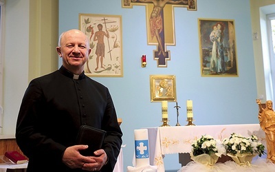 	Kapłan w niedawno otwartej kaplicy w siedzibie Szkoły Nowej Ewangelizacji św. Dobrego Łotra.
