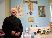 	Kapłan w niedawno otwartej kaplicy w siedzibie Szkoły Nowej Ewangelizacji św. Dobrego Łotra.