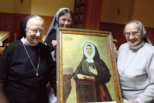 Zakonnice z wizerunkiem swej założycielki. Od lewej: s. Bogusława, s. Anna oraz s. Wanda.