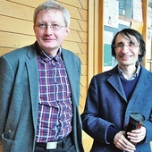 Prof. Ireneusz Ziemiński (po lewej) i prof. Jacek Wojtysiak na uczelni w czasie przed pandemią COVID-19.