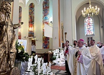 	Ordynariusz sandomierski poświęcił figurę św. Andrzeja Boboli.