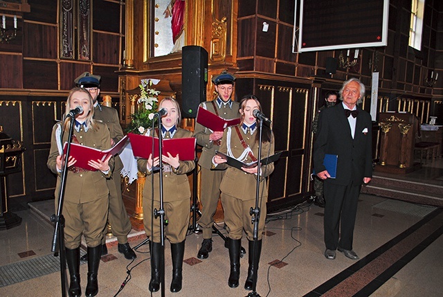 	Muzycy z Nadsańskiej Orkiestry Kameralnej wykonali „Czerwone maki...”.