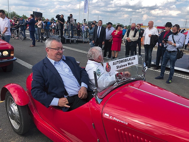 	Minister Andrzej Adamczyk wypróbował nawierzchnię w bardzo oryginalny sposób.