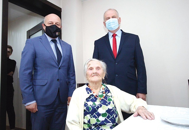 	Stefania Pachla  ze starostą Robertem Bednarzem i burmistrzem Ulanowa Stanisławem Garbaczem.