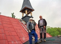 	Krzysztof Niedbalski (z lewej) z bratem Andrzejem przy usadowionej wieżyczce.
