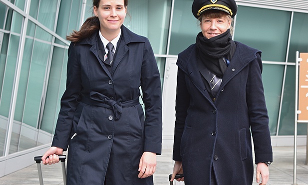 Kapitan Katarzyna Gojny (z prawej) i pierwsza oficer Gabriela Drózd  gotowe do kolejnego lotu 