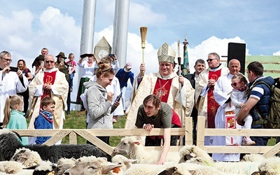 Błogosławieństwo stada owiec zakończyło modlitwy.