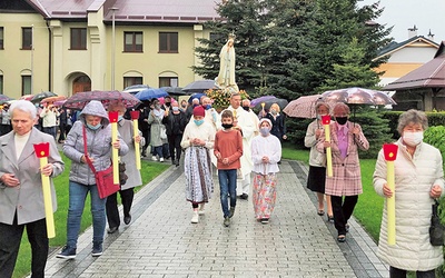 Procesja z figurą Matki Bożej na zakończenie.