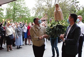 ▲	Gospodarze kościoła zapraszają do maryjnej modlitwy 13. dnia każdego miesiąca, a także na nabożeństwa pierwszych sobót.