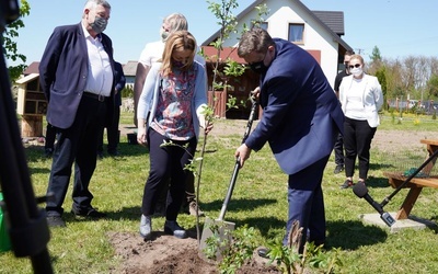 W gminie Bolimów posadzono sad w ramach projektu "Owoce Pamięci".