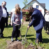 W gminie Bolimów posadzono sad w ramach projektu "Owoce Pamięci".