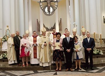 Nowi kapłani z rodzicami, abp. Wiktorem Skworcem, ks. Markiem Pankiem, rektorem WŚSD (pierwszy z lewej), oraz biskupami pomocniczymi: bp. Markiem Szkudłą, bp. Adamem Wodarczykiem i bp. Grzegorzem Olszowskim.