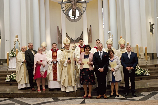 Nowi kapłani z rodzicami, abp. Wiktorem Skworcem, ks. Markiem Pankiem, rektorem WŚSD (pierwszy z lewej), oraz biskupami pomocniczymi: bp. Markiem Szkudłą, bp. Adamem Wodarczykiem i bp. Grzegorzem Olszowskim.