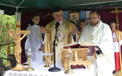 Ks. Krzysztof Moskal i ks. Marcin Samek - podczas Mszy św. przy starej kuźni w Rzykach.