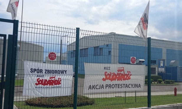 Tychy. Protest pracowników Nexteer Automotive Poland