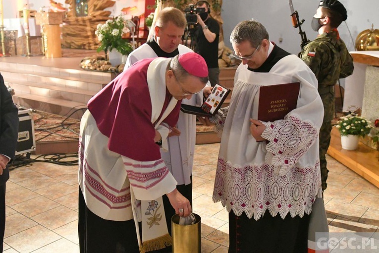 Poświęcenie rzeźby JP II i hołd dla bohaterów 