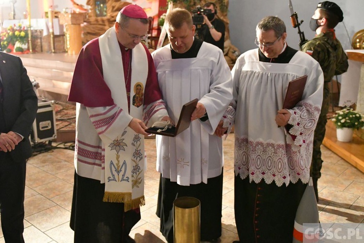 Poświęcenie rzeźby JP II i hołd dla bohaterów 