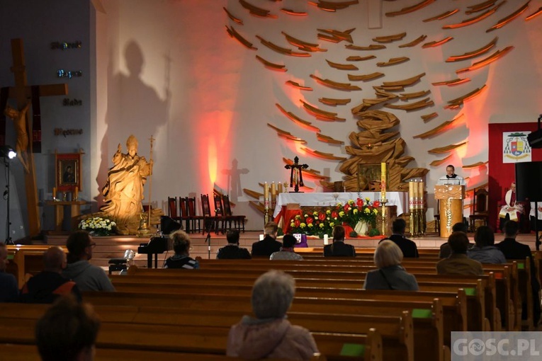 Poświęcenie rzeźby JP II i hołd dla bohaterów 