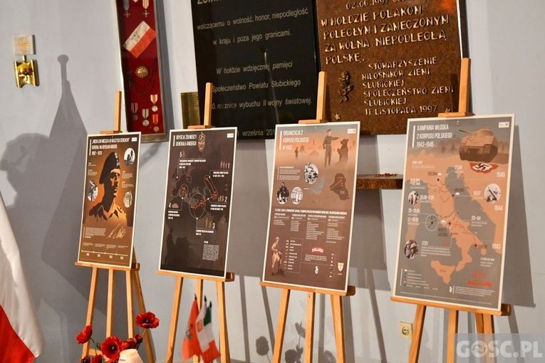 Poświęcenie rzeźby JP II i hołd dla bohaterów 