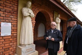 Kapłani przy figurze bł. ks. Stanisława Pyrtka wspominają o bł. ks. Piotrze Dańkowskim.