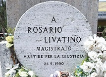 W miejscu zamachu na sędziego przy autostradzie stoi tablica z napisem „Męczennik sprawiedliwości”.