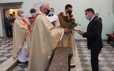 Dyrektor Szpitala Śląskiego Czesław Płygawko odbiera podziękowanie z rąk duszpasterzy.