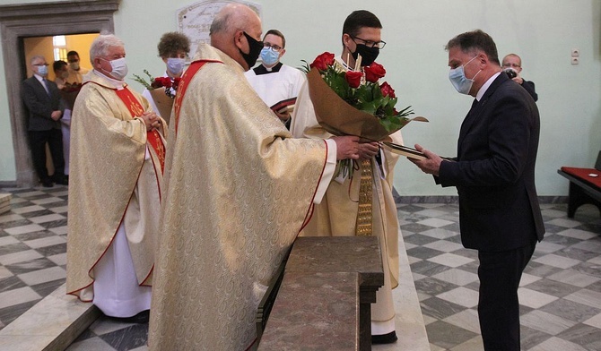 Dyrektor Szpitala Śląskiego Czesław Płygawko odbiera podziękowanie z rąk duszpasterzy.