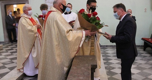 Dyrektor Szpitala Śląskiego Czesław Płygawko odbiera podziękowanie z rąk duszpasterzy.