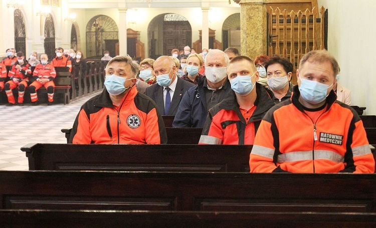Pracownicy służby zdrowia w cieszyńskim kościele św. Marii Magdaleny.