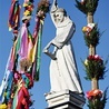 Pomnik św. Szymona  z palmami